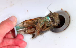 hår i sluk som gjør at sluk lukter vondt